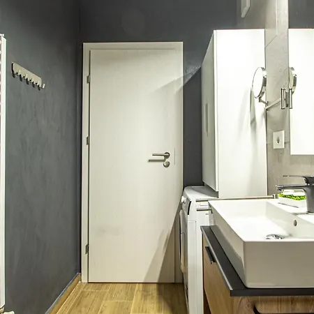 Apartment Mohost Pop - Chic Urban Retreat With Views *