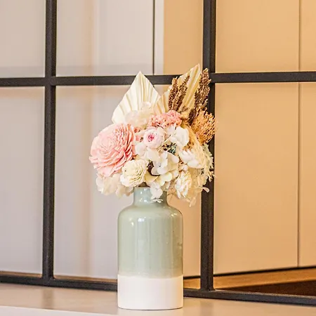 Mohost Pop - Modern With Urban Charm *